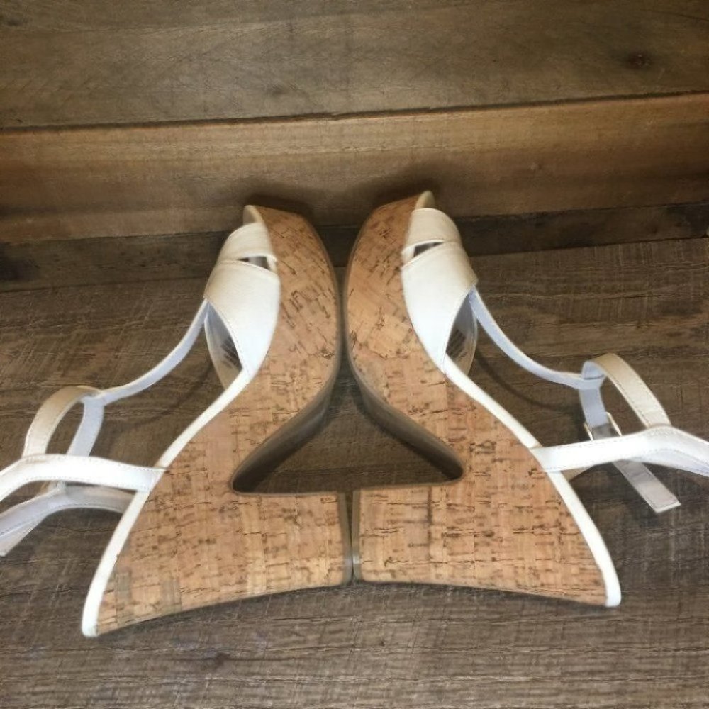 NEW Me Too T-Strap Platform Dress Sandals - Picture 6 of 9